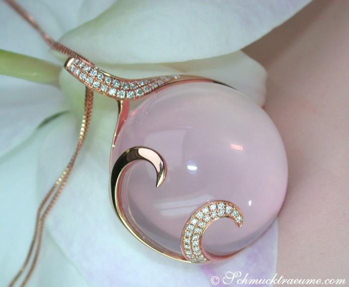 Rosenquarz-Anhänger mit Brillanten, Detailaufnahme, zarte Kette, roségoldene Verarbeitung