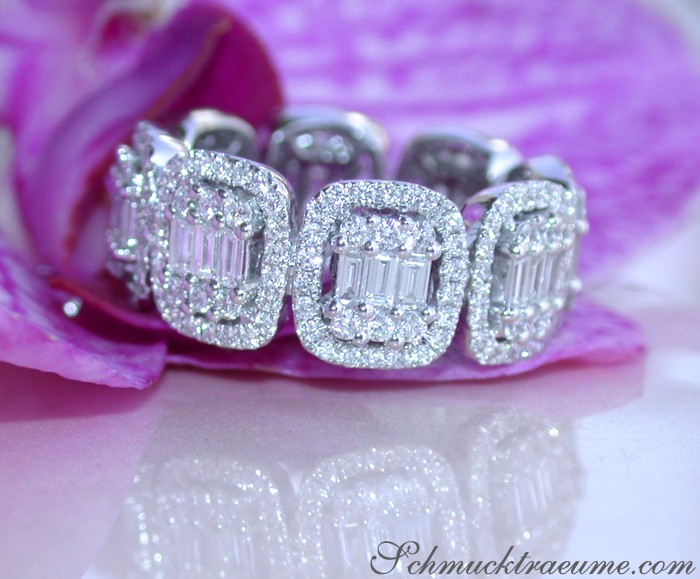 Diamant-Memory-Ring in Weißgold 750 auf lila Blüte, Detailaufnahme.