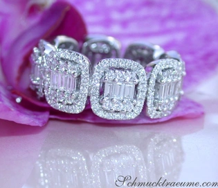 Diamant-Memory-Ring in Weißgold 750 auf lila Blüte, Detailaufnahme.