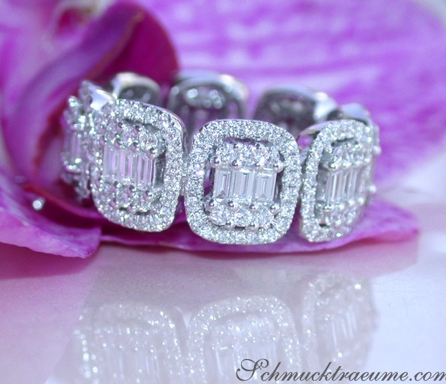 Diamant-Memory-Ring in Weißgold 750 auf lila Blüte, Detailaufnahme. Diamant-Memory-Ring in Weißgold 750 auf lila Blüte, Detailaufnahme.