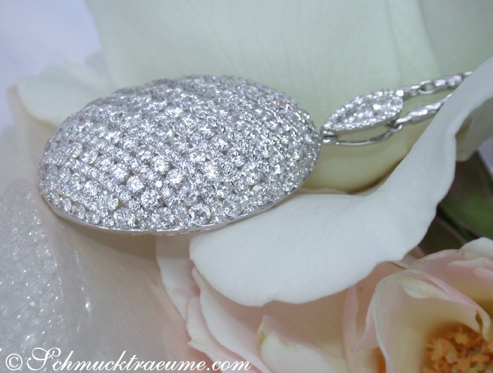 Weiße Diamantanhänger in Weißgold 750 auf Blütenblatt