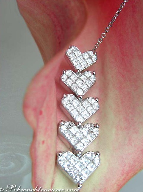 Klassisches Herz-Collier aus Weißgold mit Diamanten, getragen auf Handfläche