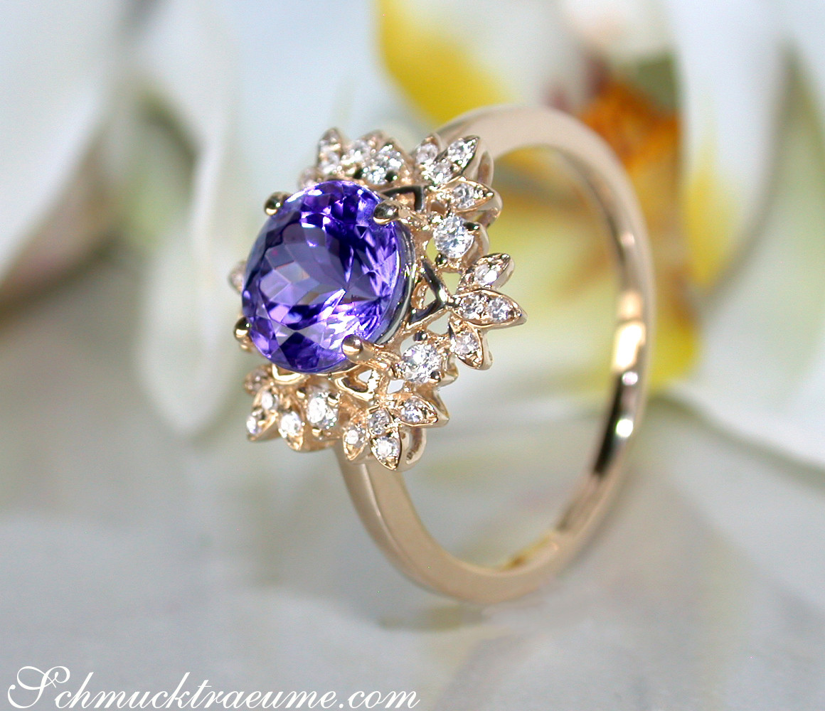 Klassischer Tansanit-Ring mit Diamanten im Blütenmuster, detailreich, zart