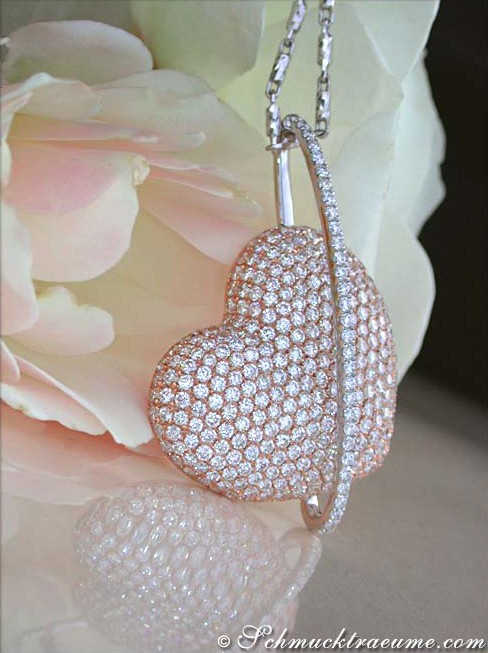 Diamant Herz Anhänger 750WG/RG mit feinen Strasssteinen auf Blüte