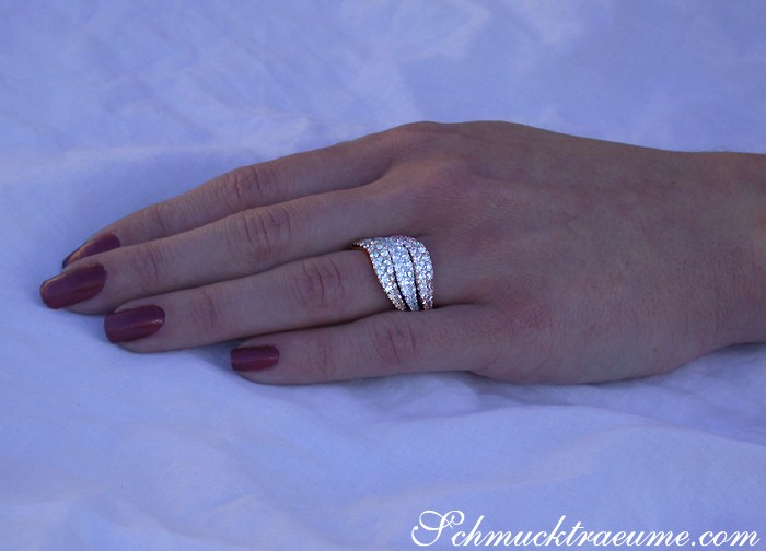 Schön gestapelte Brillantringe aus Gelb-, Rosé- & Weißgold, detailreich aufgereiht.