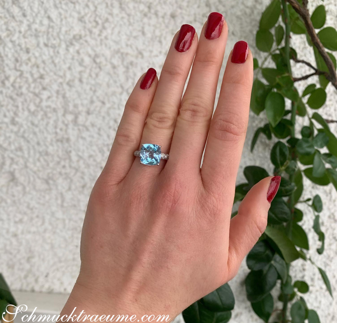 Ringe: Blautopas und Diamanten im Weißgold 585, Detailansicht mit roten Nägeln