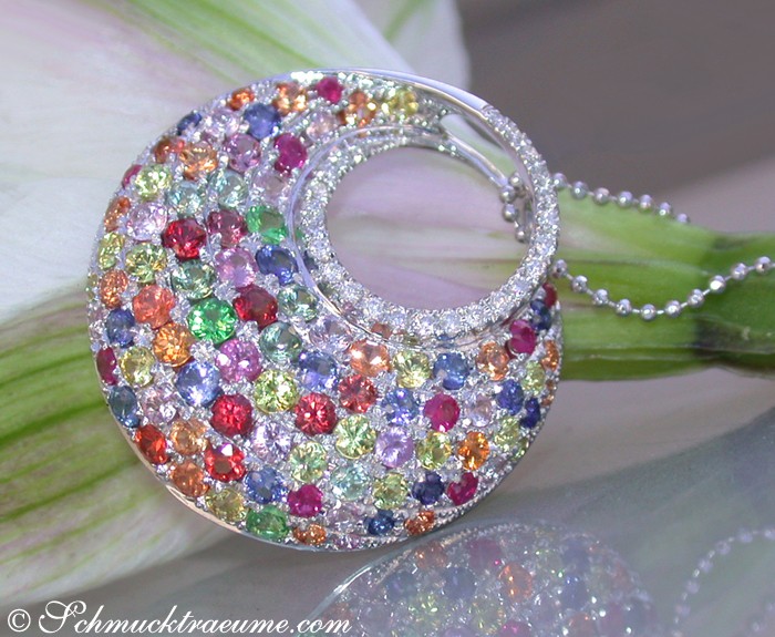 Weißgold-Brillanten-Anhänger mit Regenbogen-Saphiren, Detailansicht