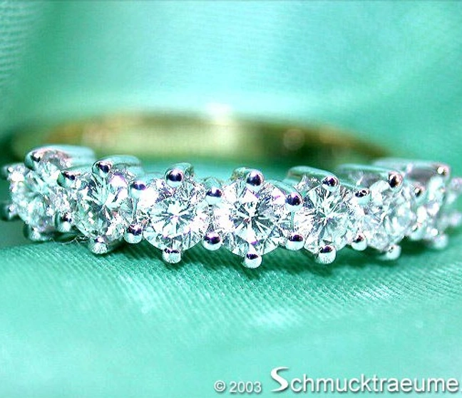 Diamantring mit 0.810 Karat in Weißgold & Gelbgold 750, detailreich auf grünem Samt. Diamantring mit 0.810 Karat in Weißgold & Gelbgold 750, detailreich auf grünem Samt.