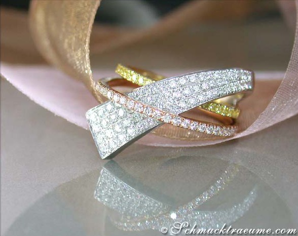 Kreuzförmiger Brillantenring aus Weiß-, Gelb- und Roségold, detailreich besetzt mit Diamanten