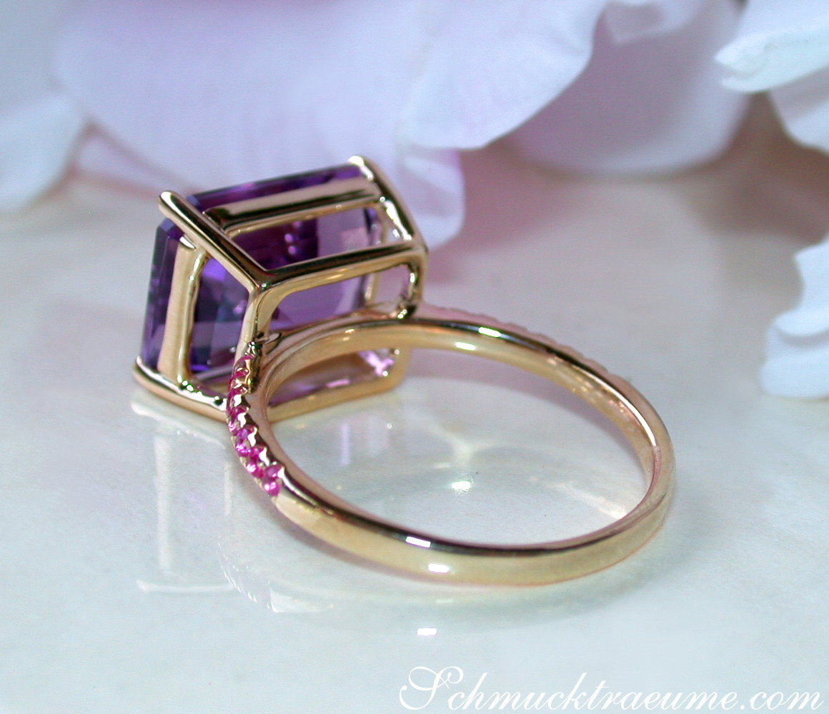 Goldener Amethyst-Ring mit Rubinen, Detailaufnahme auf weißem Hintergrund