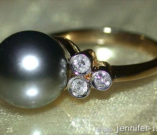 Gelbgold-Ring mit Tahitiperle und Diamanten, Detailaufnahme, elegant und luxuriös.