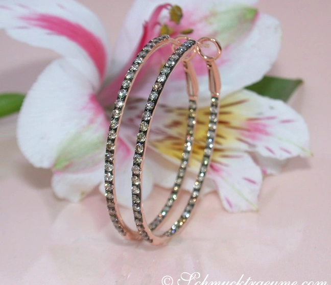 Zarte Creolen mit naturbraunen Brillanten in Roségold 585, Detailaufnahme Zarte Creolen mit naturbraunen Brillanten in Roségold 585, Detailaufnahme