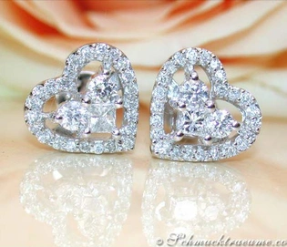 Herzformige Ohrstecker aus Weißgold mit Prinzessdiamanten, elegant aufgehängt.