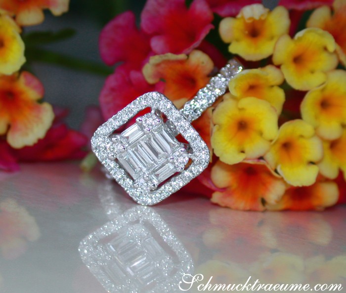 Blumiger Hintergrund mit Diamantring im Fokus, Detailaufnahme