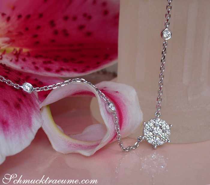 Weißgold-Halskette mit Diamantanhänger, detailreiches Design, elegant, auf Blume abgestimmt
