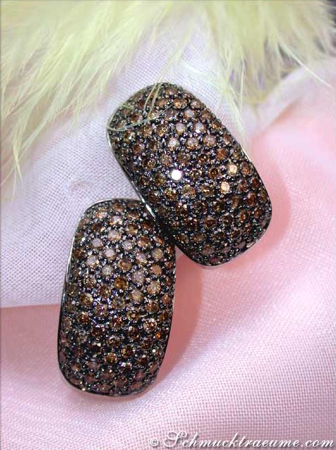 Detailansicht von cognac braun schimmernden Diamanten in Weißgold 585