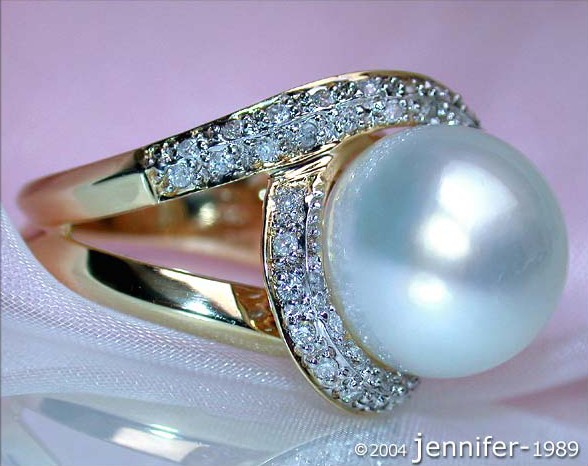 Gelbgold-Ring mit Perle und Brillanten, Detailaufnahme, elegante Perspektive