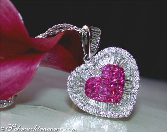 Herz-Anhänger aus Weißgold mit Rubin und Diamanten, Detailaufnahme