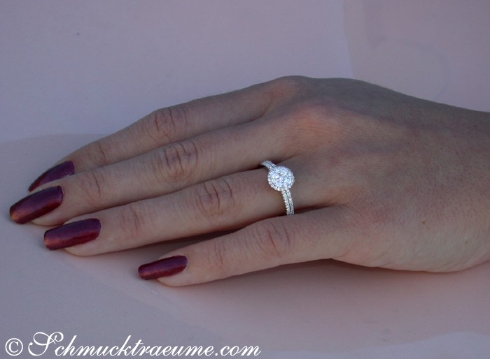 Klassischer Brillant-Ring in Weißgold 750, Detailaufnahme, Frau trägt ihn auf der Hand.