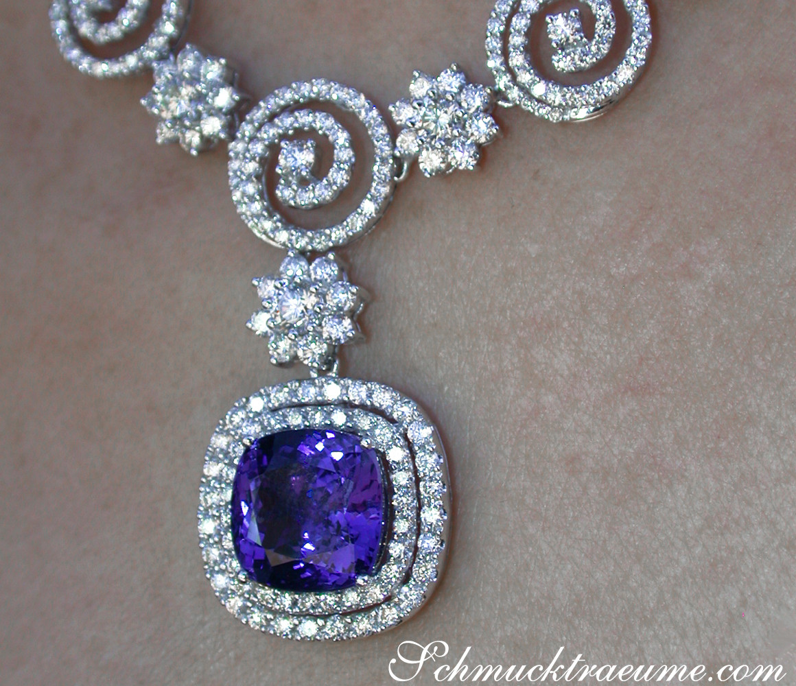Kissenförmiger Tansanit mit Brillanten im Weißgold-Collier, Detailaufnahme