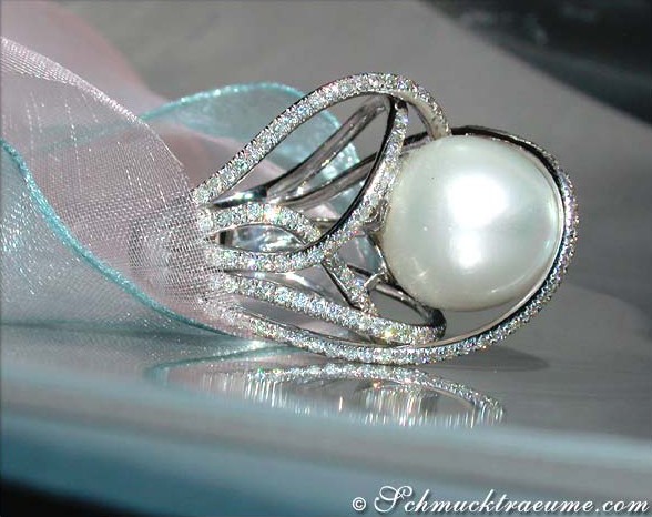 Perlenring mit Brillanten in Weißgold, Detailaufnahme, elegant, luxuriös