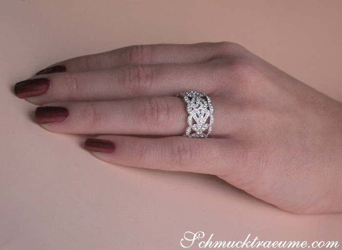 Detailansicht des eleganten Diamantenbands in Weißgold mit feinen Raffinessen