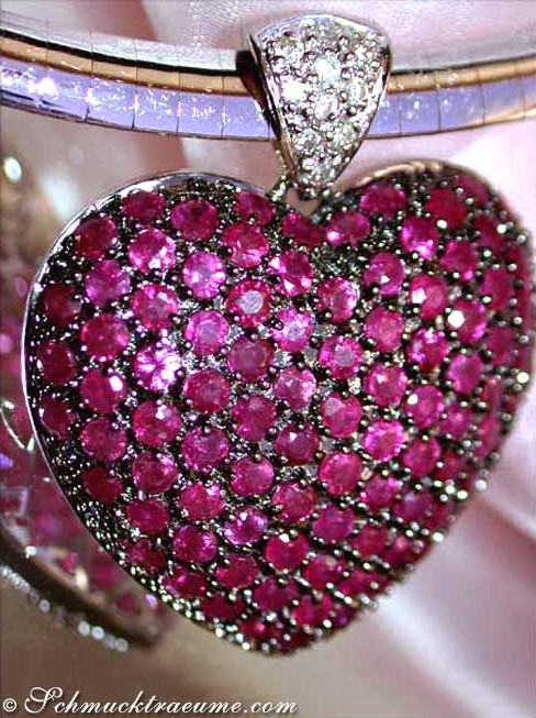 Herz-Anhänger aus Weißgold 585 mit intensiven Rubinen, detailreich, elegant
