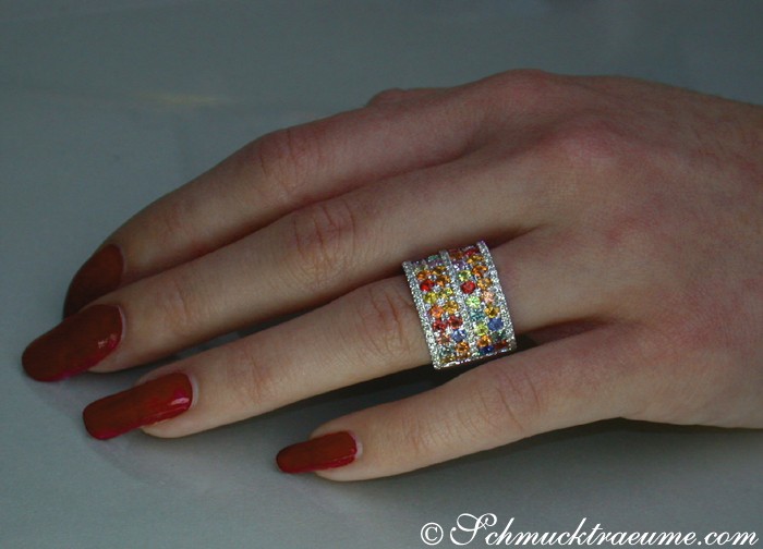Weißgold-Ring mit farbenfrohen Saphiren und Brillanten, Detailaufnahme, Hand getragen