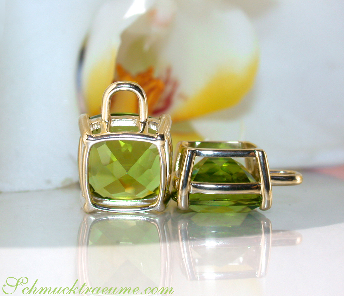 Goldene Peridot-Kissen-Ohrhänger mit glänzenden Facetten, Detailaufnahme.