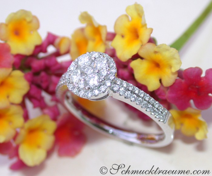 Detailaufnahme von Weißgold-Ring mit Diamanten, umgeben von gelben Blüten.