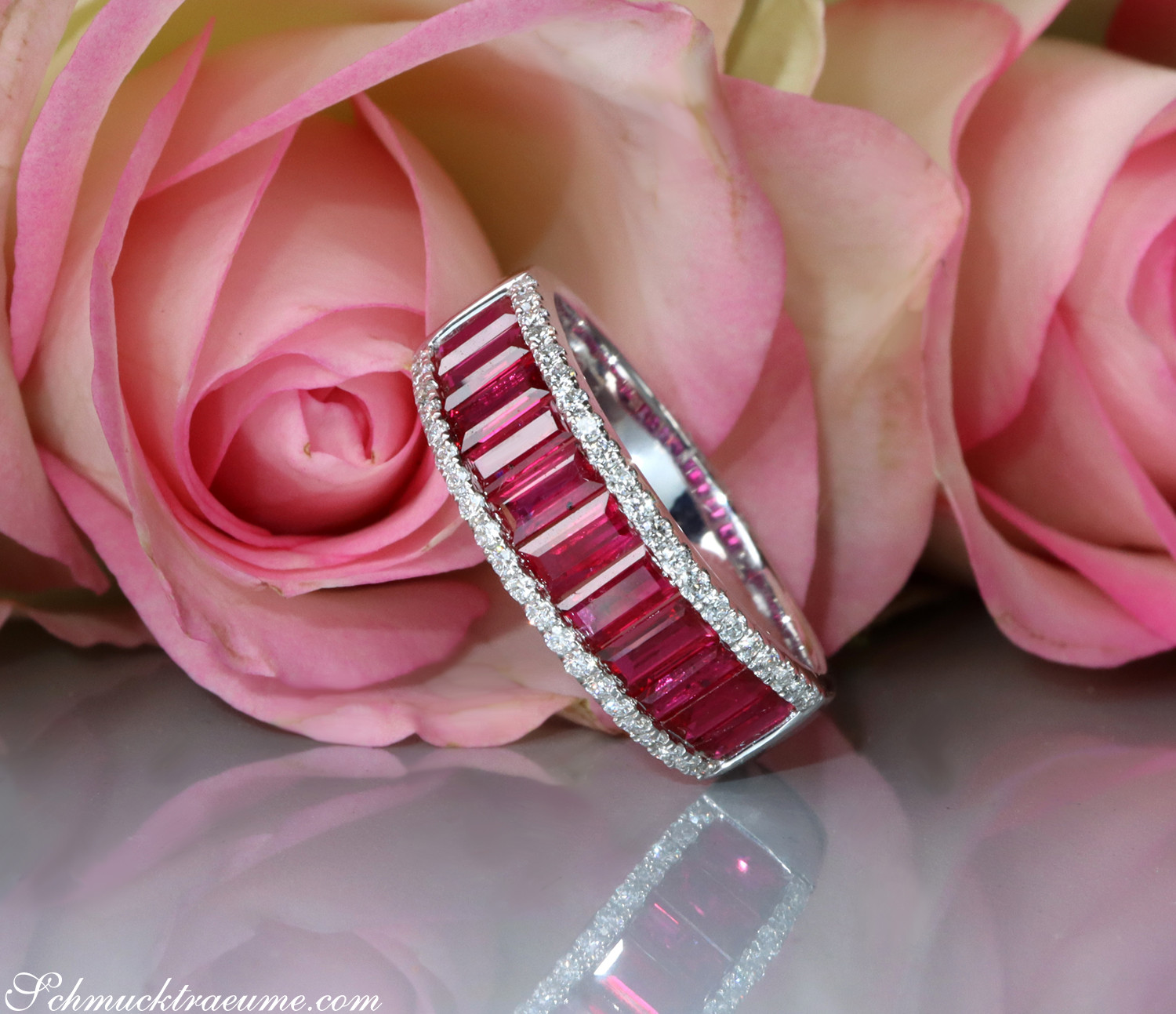 Rubin-Baguette-Ring mit Brillanten auf Rosenblüte, Detailaufnahme