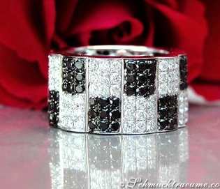 Schwarze Diamantring mit weißem Brillantbesatz auf Weißgold