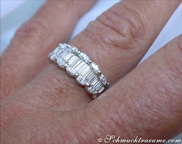 Weißgoldring mit Trapez- und Marquise-Diamanten, Detailaufnahme auf der Hand.