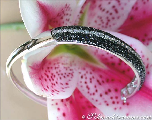 Weißgold-Armreif mit schwarzen Diamanten, Detailaufnahme auf Lilie, elegant und funkelnd