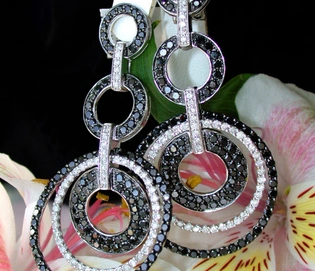 Schwarz-weiße Diamant-Ohrhänger mit Ringen, Detailaufnahme