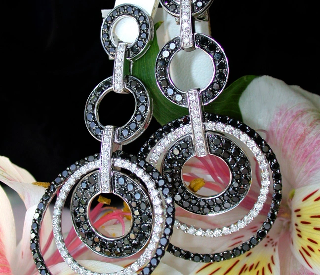 Schwarz-weiße Diamant-Ohrhänger mit Ringen, Detailaufnahme Schwarz-weiße Diamant-Ohrhänger mit Ringen, Detailaufnahme