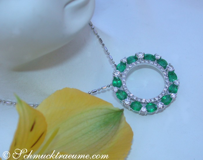 Smaragd-Kreisanhänger mit Brillanten auf Halskette, Detailaufnahme
