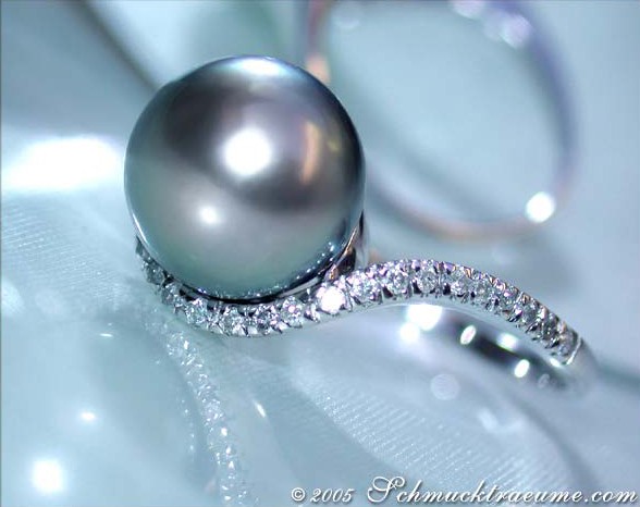 Weißgoldring mit Tahitiperle und Brillanten, Detailaufnahme