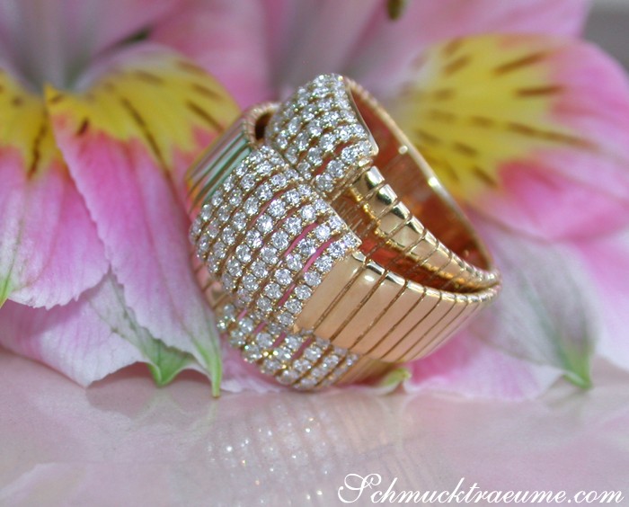 Opulenter Brillantenring in Gelbgold 750 mit klaren Linien und auffälligem Design auf Blüte