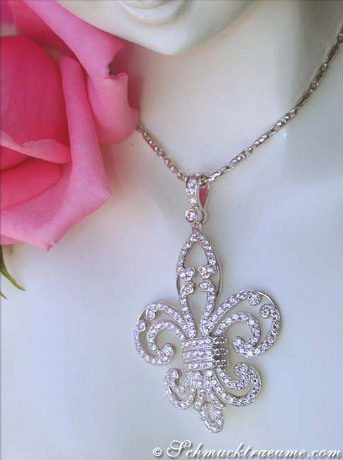 Fleur-de-Lis-Anhänger aus Weißgold mit Brillanten, detailreiches Design, rosa Rose im Hintergrund