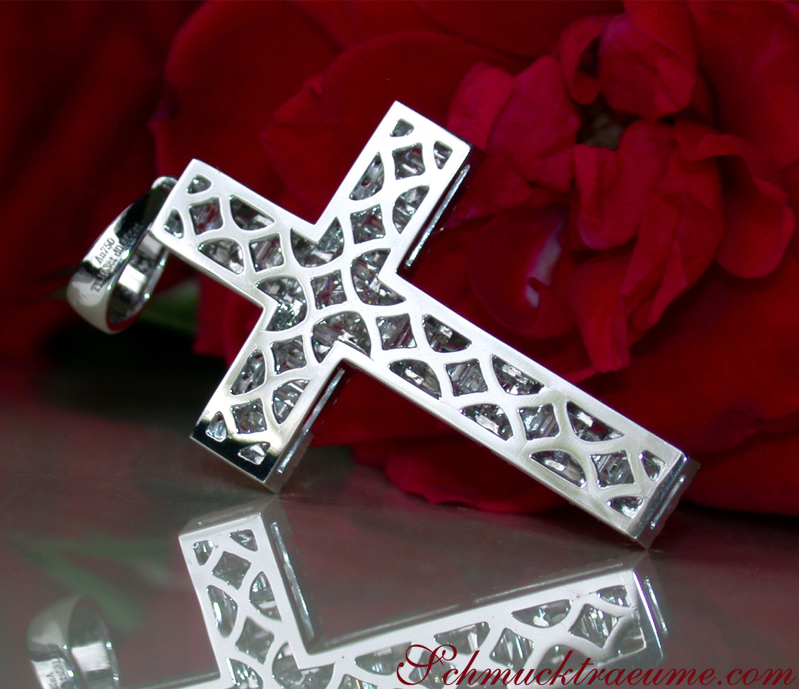 Kreuzanhänger mit Baguette Diamanten in Weißgold 750, Detailaufnahme auf rotem Hintergrund