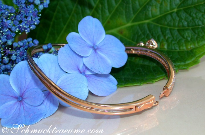 Blauer Hortensienblüten-Hintergrund, sanfter geschwungener Armband mit Diamanten, Roségold 750