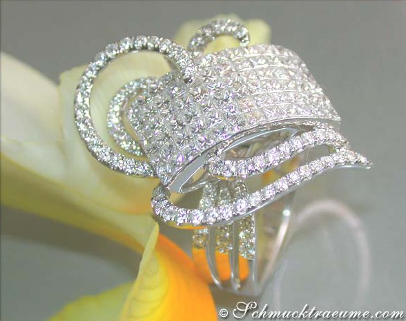 Diamantring mit Prinzessenschliff, Detailaufnahme, Weißgold 750, Brillantenbesatz