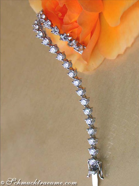 Detailansicht des Weißgold 750 Tennisarmbandes mit funkelnden Brillanten