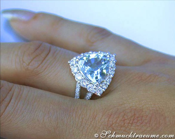 Weißgold Aquamarin-Ring mit Brillanten auf Hand getragen