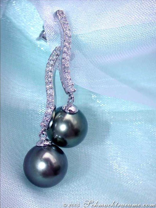 Tahitiperlen-Ohrhänger mit Brillanten, elegante Linien auf blauem Tuch