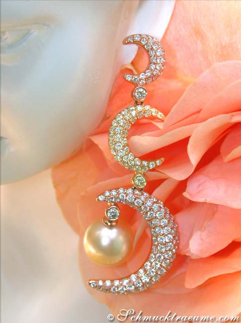 Kunstvolle Ohrhänger mit goldenen Perlen und Brillanten, detailreich gestaltet.