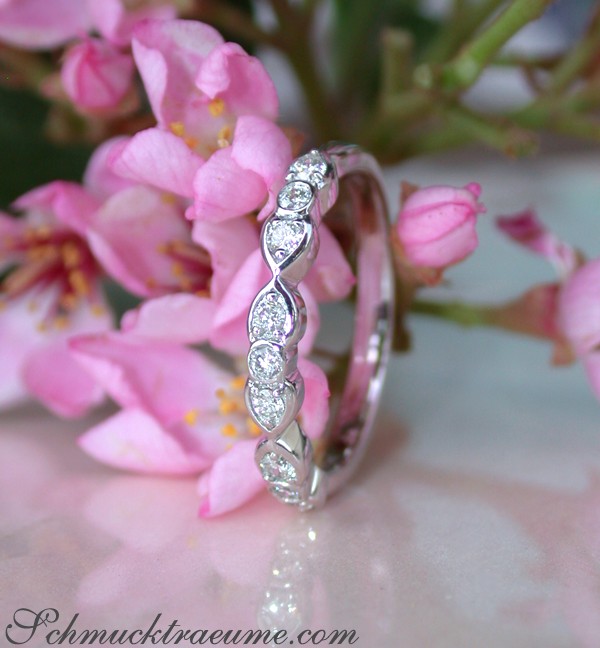 Blütenhintergrund mit Diamantring in Weißgold 750