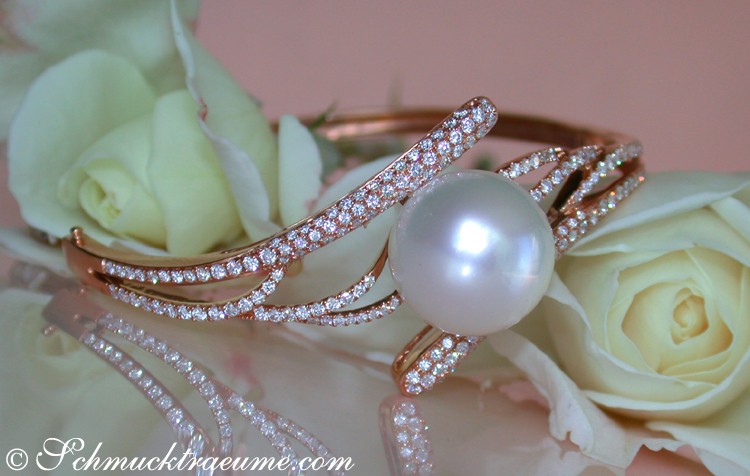 Detail des exquisiten Armreifs mit Südseeperle und Roségoldverarbeitung