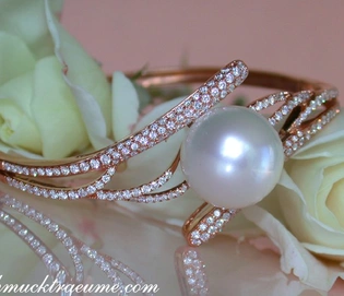 Detail des exquisiten Armreifs mit Südseeperle und Roségoldverarbeitung